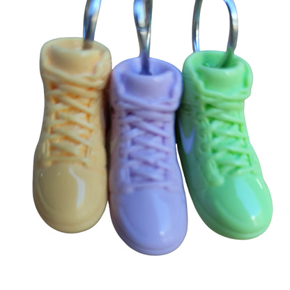 close up tripple kicks bird toy